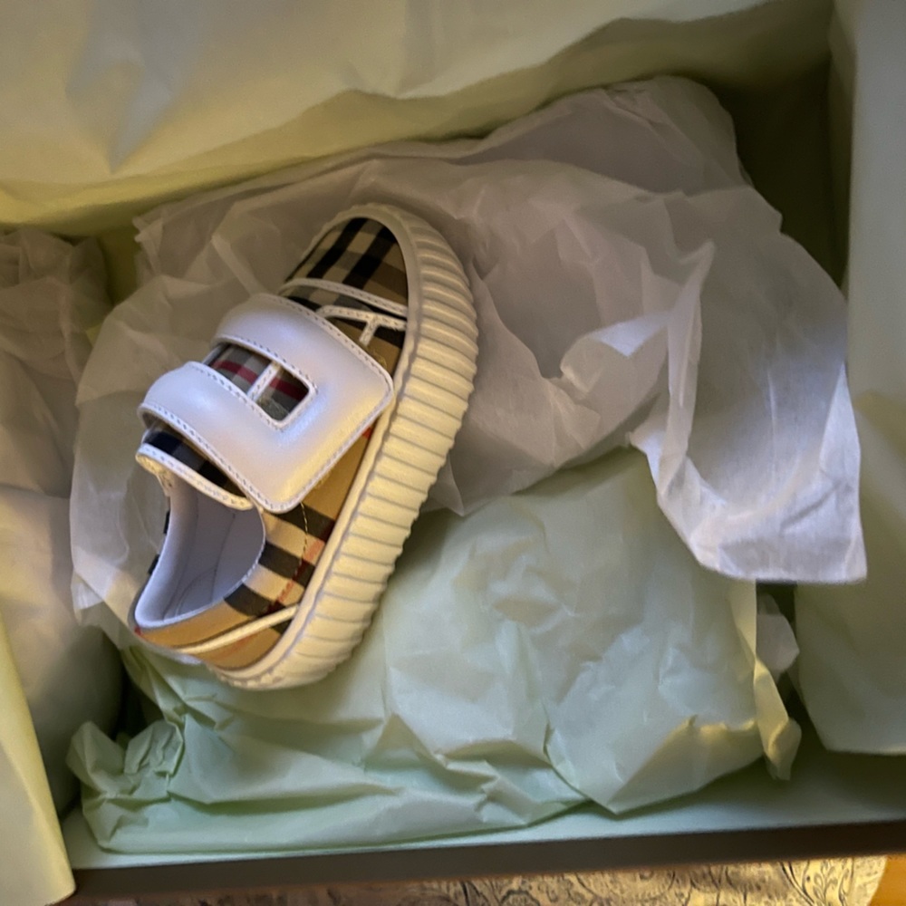 Burberry shoes size 23